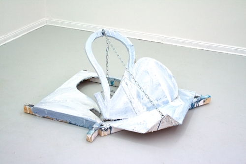 <p>Felix Oehmann</p><p><br />Open heart No 1, 2013<br />cardboard, wood, raisin, paint, steel chain<br />55 x 125 x 92 cm</p>