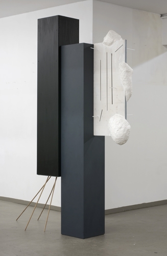 <p>Liebling, ich habe dir nichts versprochen!</p><p> </p><p>2011</p><p>wood, paper, glue, paint</p><p>232 x 120 x 60 cm</p>