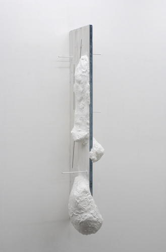 <p>... nein, versprochen hab ich nichts ...  I</p><p> </p><p>2011</p><p>wood, paper, glue, paint</p><p>137 x 32 x 34 cm</p>