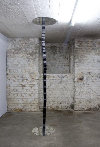 <p>Sebastian Hammwöhner</p><p><br />Tomorrow is yesterday again, 2011<br />Burned wood, mirrors<br />237 x 60 x 60 cm</p>