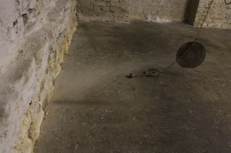 Untitled<br /><br />2009<br />Various metals, wire, electric gear<br />Dimensions variabel