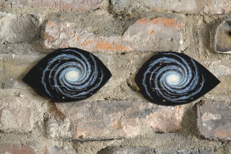 Fishing<br /><br />2008<br />Paper, cardboard<br />200 x 200 cm