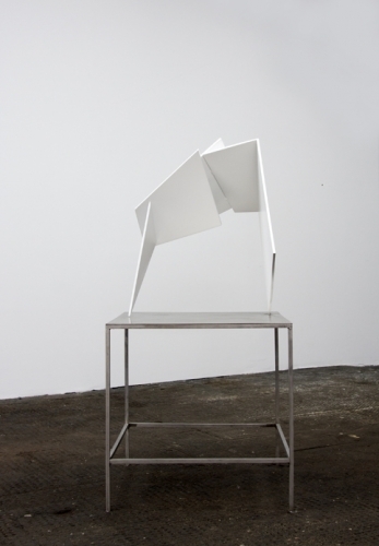 <p>Katja Strunz</p><p><br />Einfalt und Ort, 2011<br />Steel, stainless steel, paint<br />144,5 x 101 x 70 cm</p>
